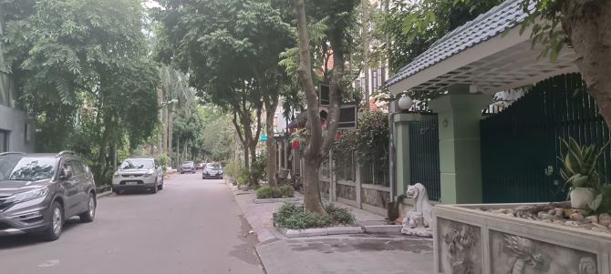 Bán biệt thự Nguyễn Duy Trinh, Linh Đàm, 252m2, 5 tầng, giá 62 tỷ