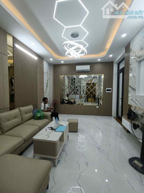 Bán nhà 6 tầng thang máy phố Trần Hữu Tước, Đống Đa, 43m2, 10.25 tỷ