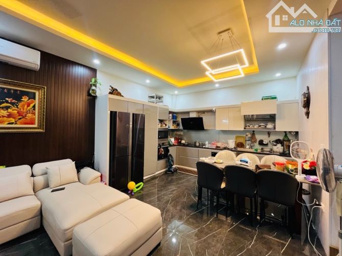 Bán nhà Trung Liệt một nhà ra phố mặt ngõ kinh doanh ô tô đỗ cửa nhà đẹp lô góc 2 thoáng 7