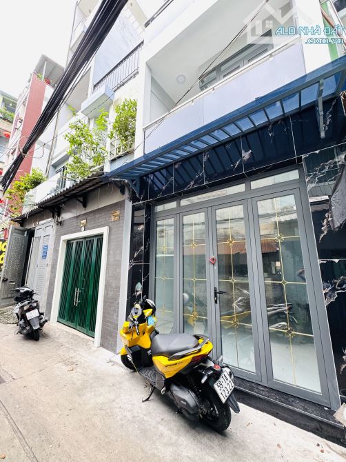 HẼM TO RỘNG ĐẸP HOÀNG DIỆU CẠNH H2 CHỈ 2-3 PHÚT LÀ QUA TỚI QUẬN 1 THÔI Ạ
