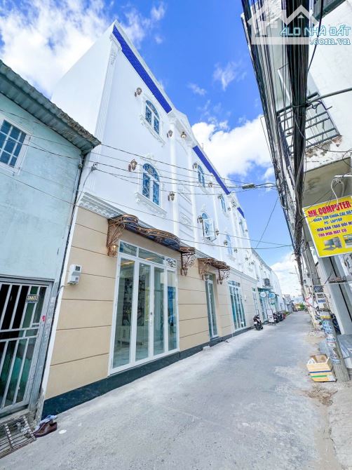 BÁN CẶP NHÀ TRỤC CHÍNH HẺM 3-4 NVC