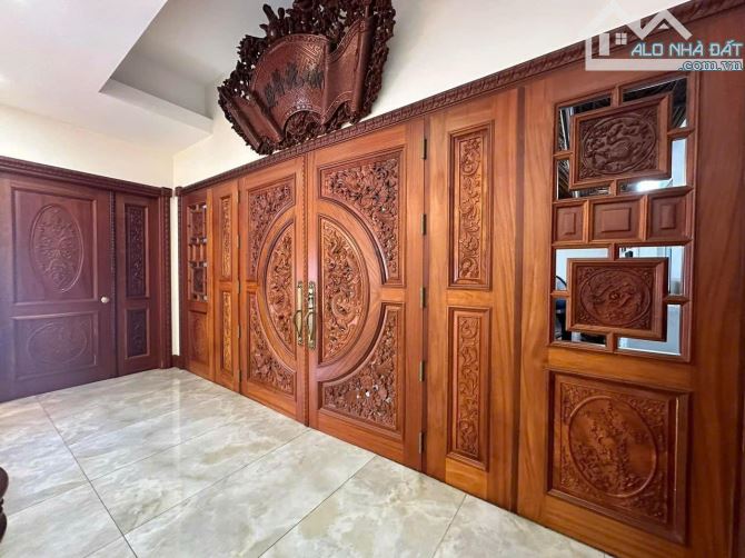 Chính chủ bán biệt thự đường Đồng Khởi - Tp. Biên Hoà - Đồng Nai.  Nằm trên trục đường lớn
