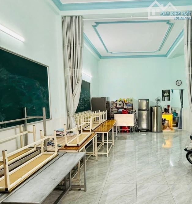 Bán nhà mặt tiền đường Tân Phú, 3 tầng, ngang khủng , chỉ 9 tỷ