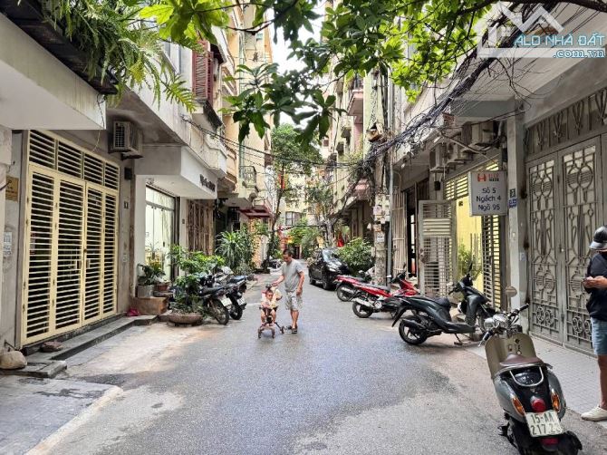 Bán Biệt Thự Hoàng Cầu, 2 ô tô tránh, vỉa hè, 1 nhà ra phố,40 tỷ