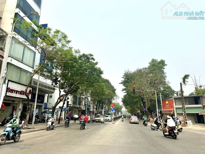 BÁN NHÀ PHỐ CHÙA BỘC - LÔ GÓC 3 THOÁNG MT KHỦNG - Ô TÔ CHẠY VÒNG QUANH - KÍNH DOANH ĐỈNH