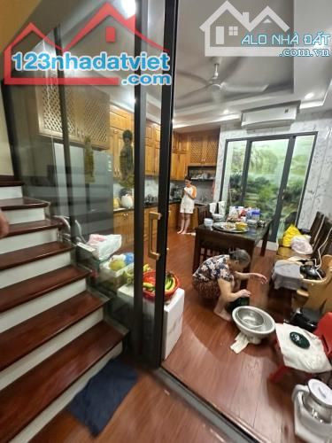 Cực hot! Nhà siêu to phân lô, vỉa hè, ô tô tránh LK Kiến Hưng DT 50m, 6 tầng, MT 4m, 6PN.