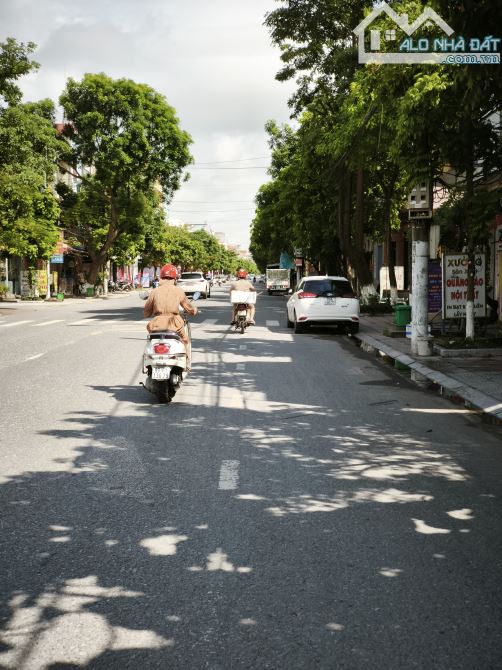BÁN ĐẤT TT HỒ Ô TÔ THÔNG TRUNG TÂM HÀNH CHÍNH TIỆN ÍCH BẠT NGÀN DT100M2 CHỈ 3.25TỶ