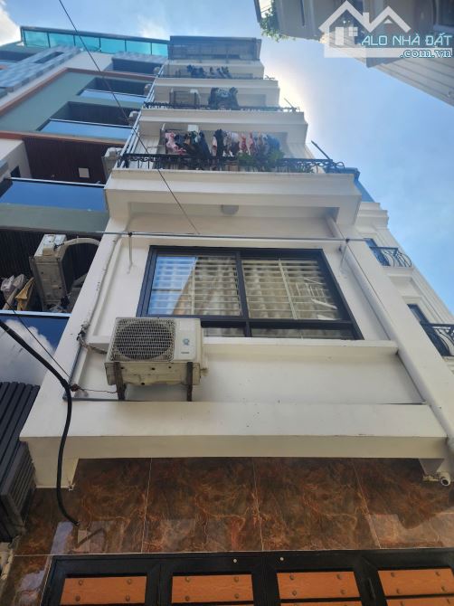 Bán nhà mặt phố Đông Các, Đống Đa, Kinh doanh, Ô tô đỗ cửa, sầm uất ngày đêm, 85m²x5 tầng,
