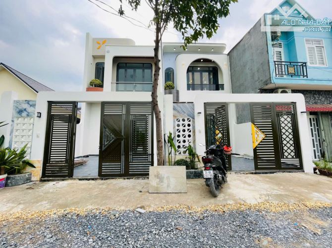 Bán Nhà 1 Trệt 1 Lầu 3 Phòng Ngủ Giáp Hóc Môn, 100m2, Sổ Hồng Riêng Hoàn Công