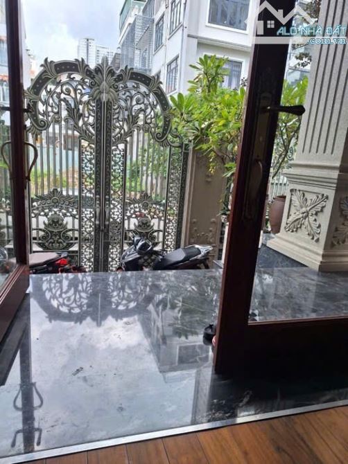 Biệt thự đẳng cấp 5 tầng, khu đô thị Himlam, Quận 7. DT 200m2, ngang 10m, thang máy nhập.