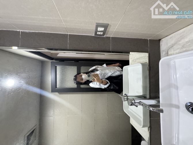 VỊ TRÍ TRUNG TÂM – NHÀ DÂN XÂY – SỔ NỞ HẬU – Ô CHỜ THANG MÁY – 100M RA HỒ – GIÁ THƯƠNG LƯỢ