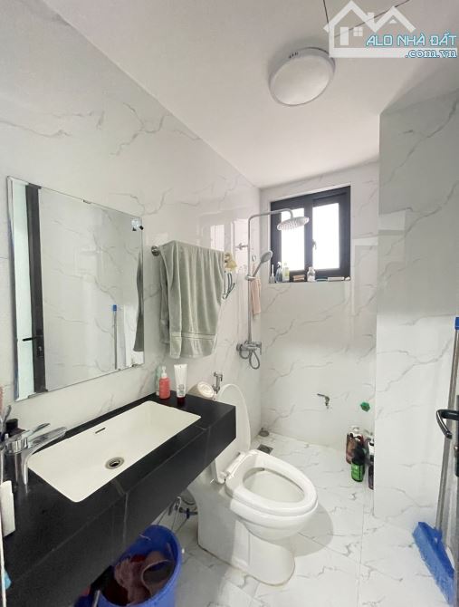 Bán nhà cạnh học viện tài chinhsm dân xây, gần phố, thoáng sáng 5 tầng bề thế, giá tốt