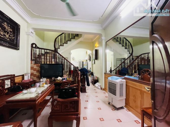 Bán Nhà Lạc Long Quân - Cầu Giấy, gần Ô Tô, 45m2, 4 tầng, 11,4 Tỷ