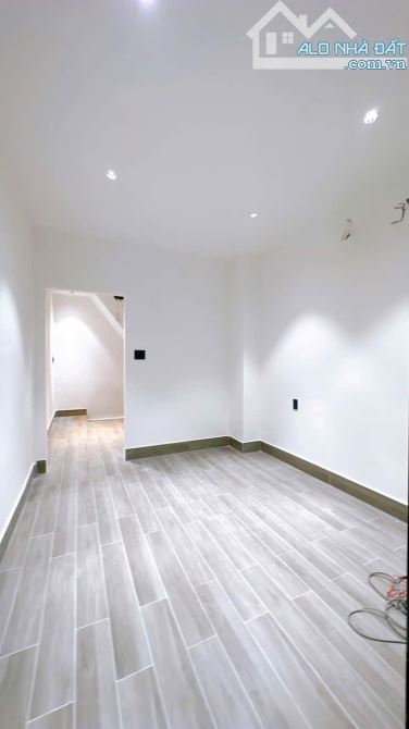 BÁN GẤP NHÀ ĐẸP 3 TẤM Q4 KHU VIP 20 THƯỚC PHỐ ẨM THỰC GIÁ 4 TỈ 650 HẺM 4M THÔNG VÀ GIÁP Q1 - 10