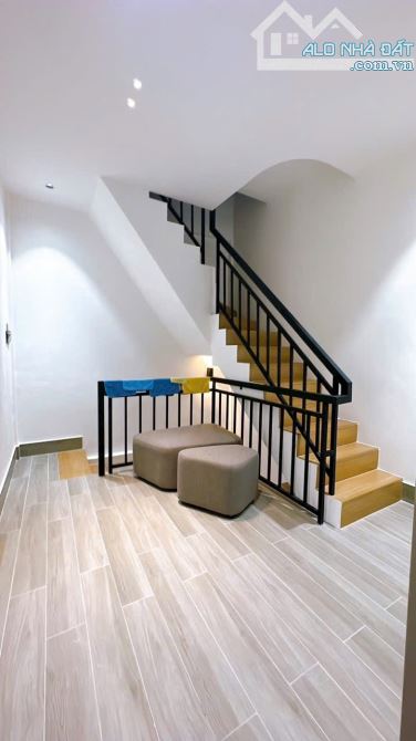 BÁN GẤP NHÀ ĐẸP 3 TẤM Q4 KHU VIP 20 THƯỚC PHỐ ẨM THỰC GIÁ 4 TỈ 650 HẺM 4M THÔNG VÀ GIÁP Q1 - 11