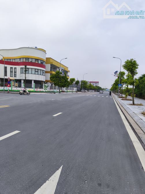 BÁN ĐẤT CỰ KHỐI LONG BIÊN,ĐƯỜNG 3 Ô TÔ TRÁNH NHAU,VỈA HÈ RỘNG 94M*GIÁ 15TỶ - 1