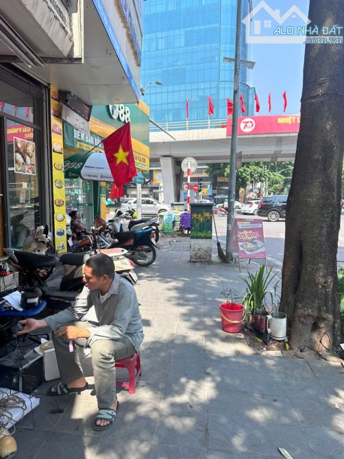 Tôi cần bán nhà Số 6 + 8 Phố Bạch Mai. 69m - Mặt tiền 5,8m - Ngõ sau ô tô tránh - 32,6 tỷ - 1