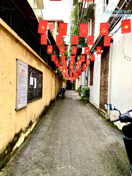 NHÀ DÂN XÂY , KHUNG CỘT CHẮC CHẮN , Ô TÔ LÙI CỬA , 10M RA ĐƯỜNG Ô TÔ TRÁNH - NHÀ ĐẸP - 1
