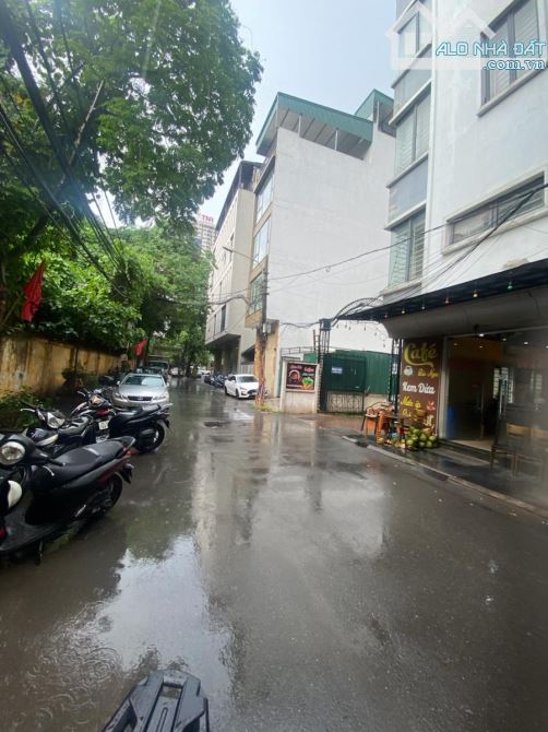 KHUẤT DUY TIẾN - CÒN SÓT LẠI MẢNH ĐẤT DUY NHẤT - TRÊN MẶT NGÕ ÔTÔ TRÁNH NHAU - HIẾM CÓ - 1