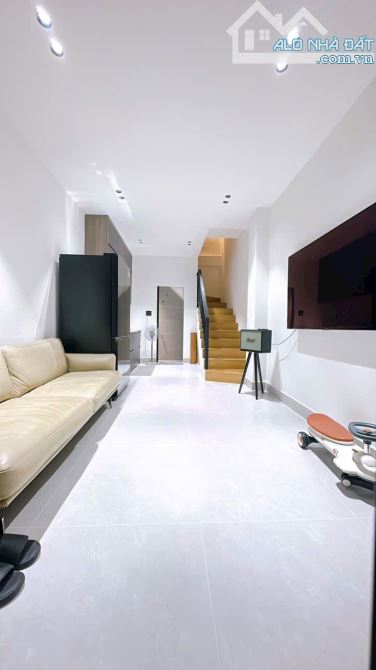 BÁN GẤP NHÀ ĐẸP 3 TẤM Q4 KHU VIP 20 THƯỚC PHỐ ẨM THỰC GIÁ 4 TỈ 650 HẺM 4M THÔNG VÀ GIÁP Q1 - 1