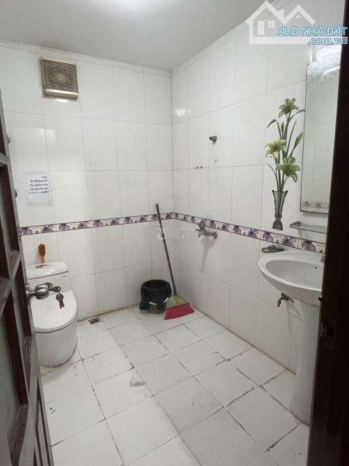Nhà ngõ 1 phố Trần Quốc Hoàn. Diện tích 55m2 x 4 tầng mỗi tầng 2p 1 wc, ô tô đậu cửa - 1