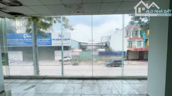 Cho thuê 3 căn liền kề nhà mặt tiền N2 - có thang máy kế Vincom 550 liền kỀ Thủ Đức. - 1
