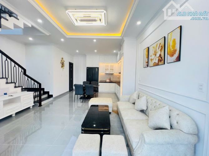 Nhà 3 tầng Phạm Văn Đồng - Tân Cổ điển full nội thất - 1