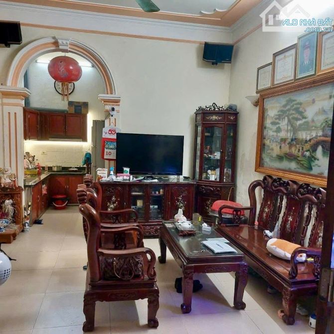 Nhà dân - Ngõ Nông - Lô góc - Mặt tiền rộng - 30M ra phố - Chỉ 7 đồng - 41M Full nội thất. - 1