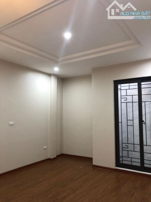 Bán nhà phố Cầu Giấy, 30m2, 2 tầng, gần phố, nhỉnh 5 tỷ (cực hiếm) - 1