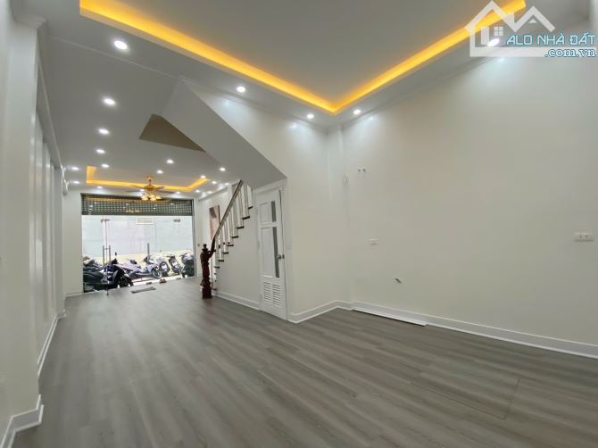 Nhà Nguyễn Khang - Phân Lô Oto Tránh - 2 Nhà Ra Phố - Ngõ Thông Kinh Doanh - 1