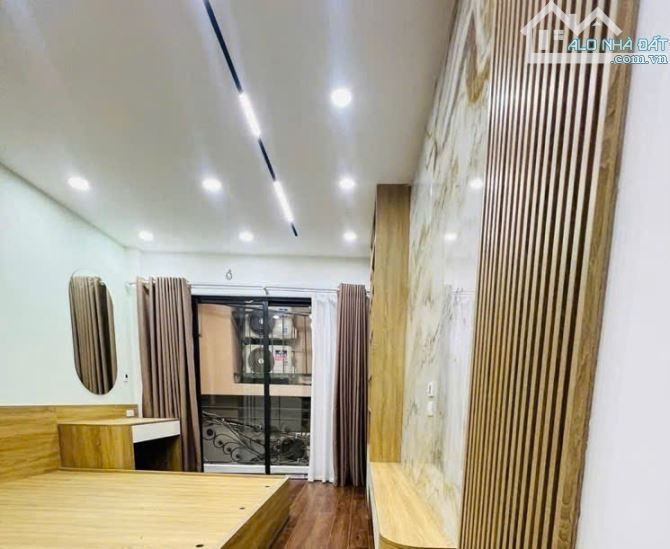 Bán nhà đẹp phố Đội Cấn mới kính kong, thang máy, ngõ thoáng sáng, giá 10,6 tỷ, 35 m - 1