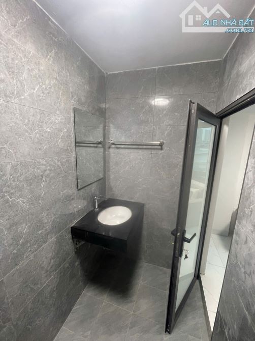 Cho Thuê CCMN 639 Hoàng Hoa Thám Ba Đình 30m2 Gác Xép Cửa Sổ Ban Công Thang Máy Giặt Riêng - 1