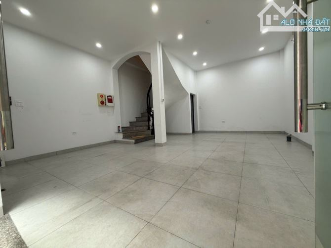 Cho thuê nhà HOÀNG QUỐC VIỆT, Cầu Giấy. 30 triệu/th. Phù hợp làm Văn phòng, Cty, Lớp học - 1