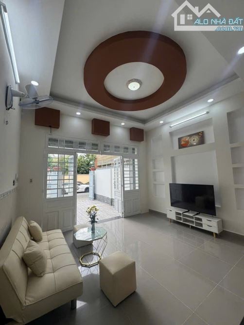 Hiếm nhà đẹp 1 trệt 2 lầu hẻm xe hơi rộng rãi - 1