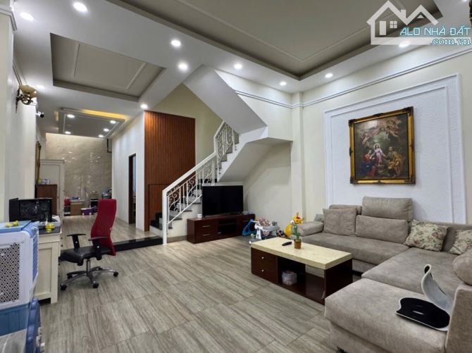 Cực Phẩm 3 Tầng, 96m2 (5mx19m) Nguyễn Duy Trinh, Phú Hữu. Chỉ 10 Tỷ TL - 1