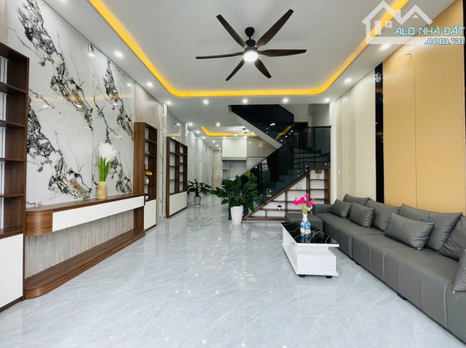 Bán Nhà 1 Trệt 1 Lầu 3 Phòng Ngủ Giáp Hóc Môn, 100m2, Sổ Hồng Riêng Hoàn Công - 1