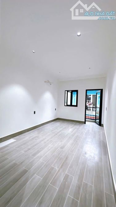 BÁN GẤP NHÀ ĐẸP 3 TẤM Q4 KHU VIP 20 THƯỚC PHỐ ẨM THỰC GIÁ 4 TỈ 650 HẺM 4M THÔNG VÀ GIÁP Q1 - 12