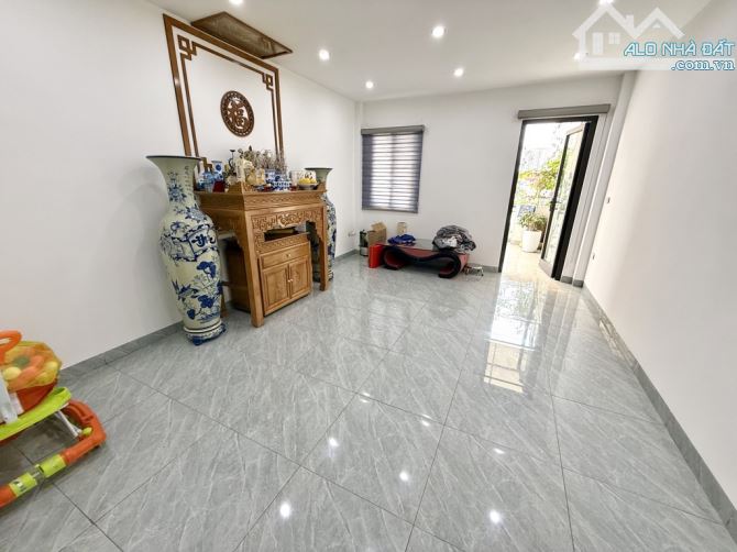 ĐỊNH CÔNG - 55m2 -6 TẦNG THANG MÁY - Ô TÔ ĐỖ CỬA - SÂN ĐỂ XE RIÊNG - 12