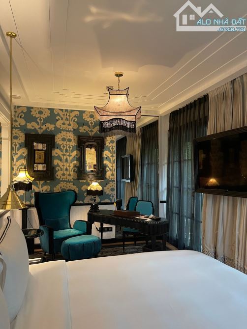 Bán khách sạn 4 sao mặt phố Ngô Quyền - 330m2 x 10 tầng có bể bơi 80 phòng - 310 tỷ