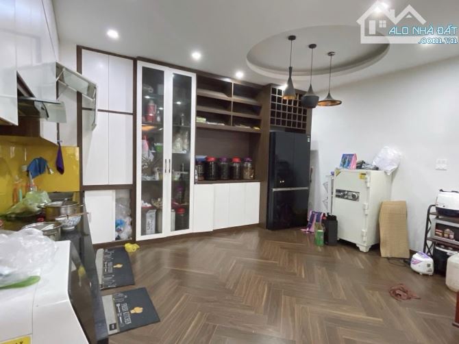Nguyên Hồng – 70m – 6 Tầng – Ngõ VIP Như Phố – Cơ Hội Vàng Đầu Tư Kinh Doanh Chỉ 19.9tỷ - 2