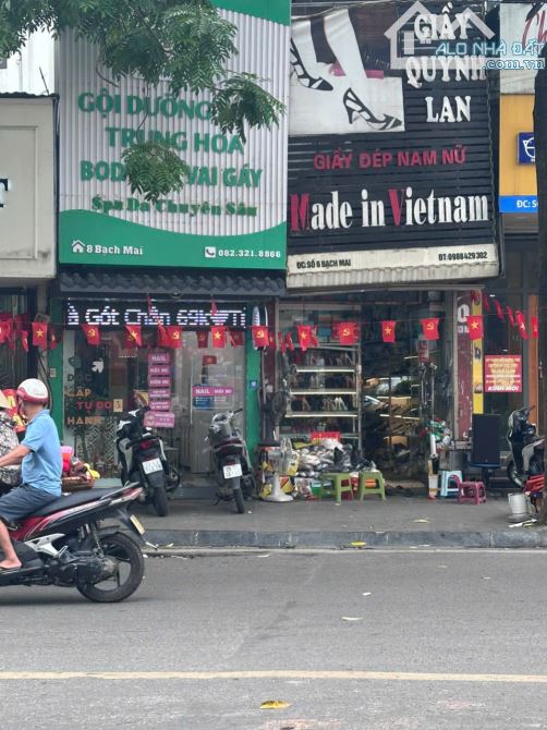 Tôi cần bán nhà Số 6 + 8 Phố Bạch Mai. 69m - Mặt tiền 5,8m - Ngõ sau ô tô tránh - 32,6 tỷ - 2