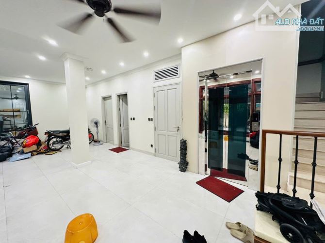 Bán siêu phẩm phố Xuân Đỉnh - 124m2 x 5 tầng thang máy - MT 10m - Ô tô vào nhà - 2
