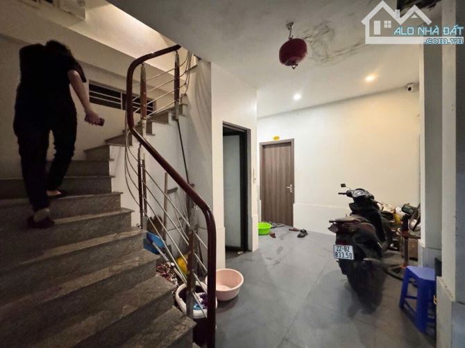 Bán tòa CHDV Cầu Giấy 50m 6 tầng full nội thất giá chỉ 9.5 tỷ - 2