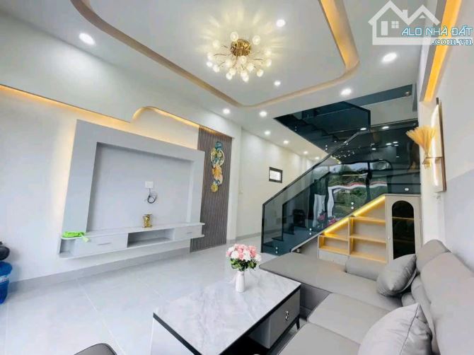 NHÀ HOÀN CÔNG SIÊU ĐẸP 120m2, TẶNG NỘI THẤT, KẾ ỦY BAN, TRƯỜNG HỌC VÀ BỆNH VIỆN CÁCH 500m - 2