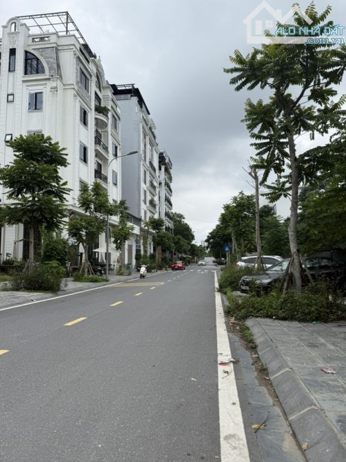 Bán đất Ngọc Thuỵ 66m lô góc, oto tránh thông giá hơn 16 tỷ còn tl. LH - 2