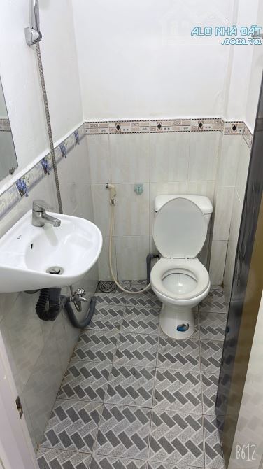 BÁN NHÀ MUA 1 được 2 -56M2 2 tầng ngay bệnh viện Hồng Đức p10 gv - 2