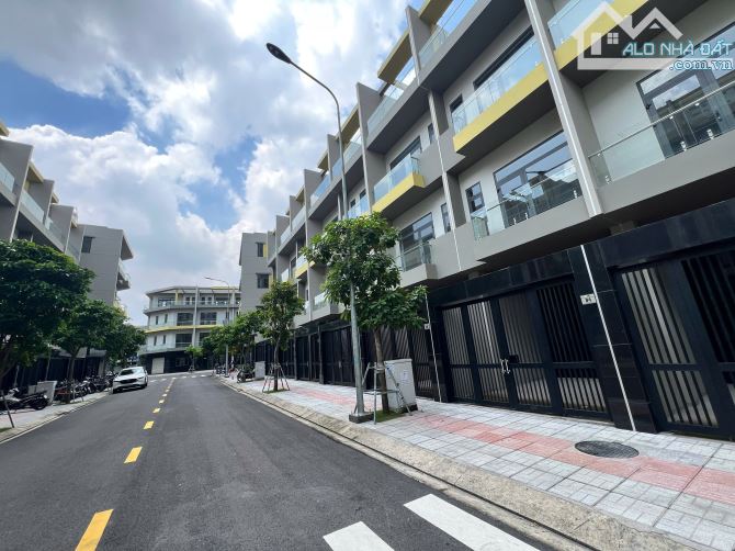 Nhà phố 4 tầng Bcons Uni Valley: Vừa ở, vừa kinh doanh sầm uất dưới chân 8.000 căn hộ