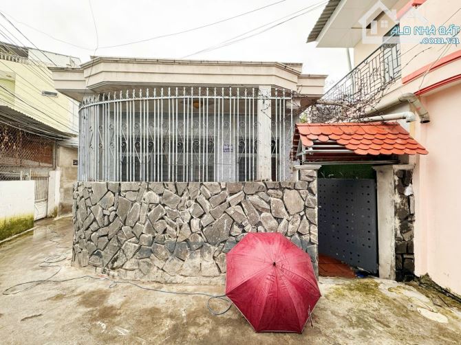 BÁN NHÀ 3 MẶT TIỀN HẺM ĐOÀN TRẦN NGHIỆP CHỈ 2TỶ5 GẦN BIỂN - 2