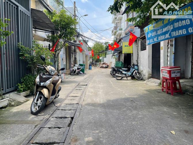 Cần bán khuôn viên đất mặt tiền hẻm đường 147 - Phước Long B. DT: 8 x 26= 208m2 - Chỉ 18tỷ - 2