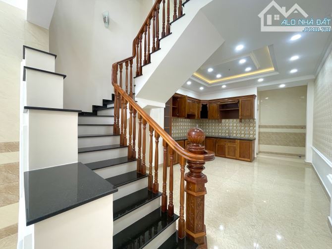 Chính chủ: Nhà đúc 3.5 tấm - đường 7m sát mặt tiền QL13 - Ô tô đậu trong nhà, cần ra gấp - 2